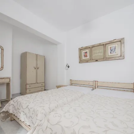 Fragias & Aparthotel 3*